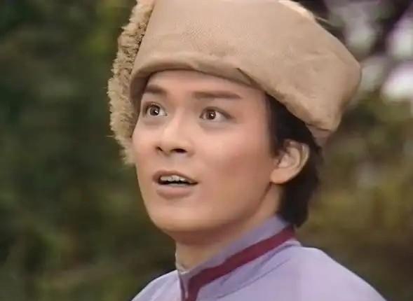 撕开郭靖的英雄外衣，你会闻到一股饭菜香。那不是爱情的酸臭味，那是赤裸裸的生存交