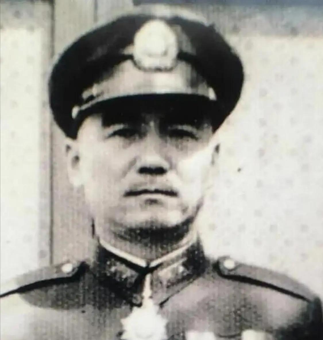 1949年12月，国民党第三十军军长鲁崇义劝说参谋长何沧浪一同起义。何沧浪听完，
