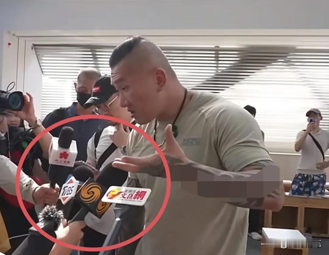 这次馆长来深圳直播，发现一个奇怪现象。就是跟着采访报道的媒体反而是香港的多，