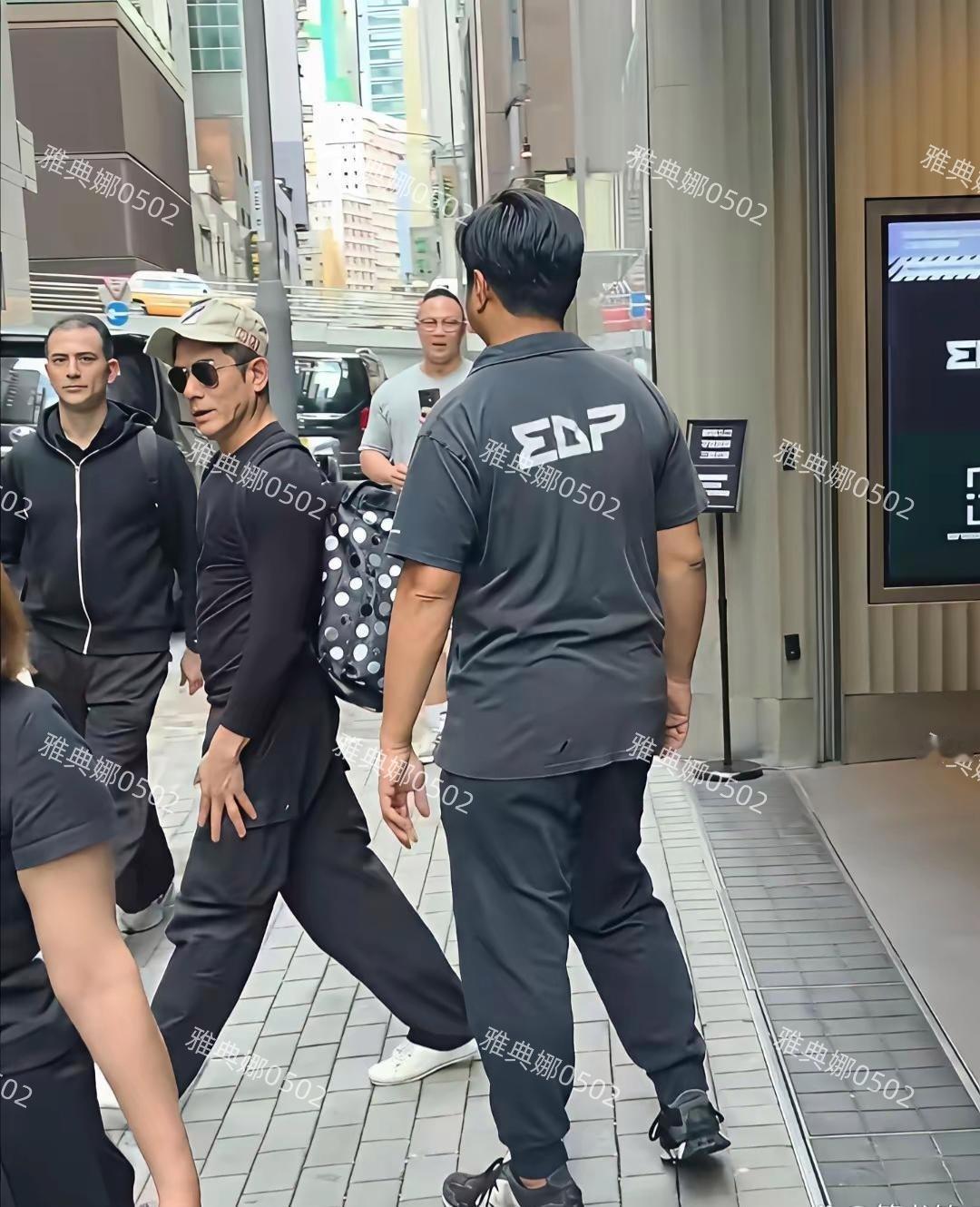 香港街头偶遇郭富城，知道他个子不高但本人比想象的还要矮，小小一只目测身高1米65