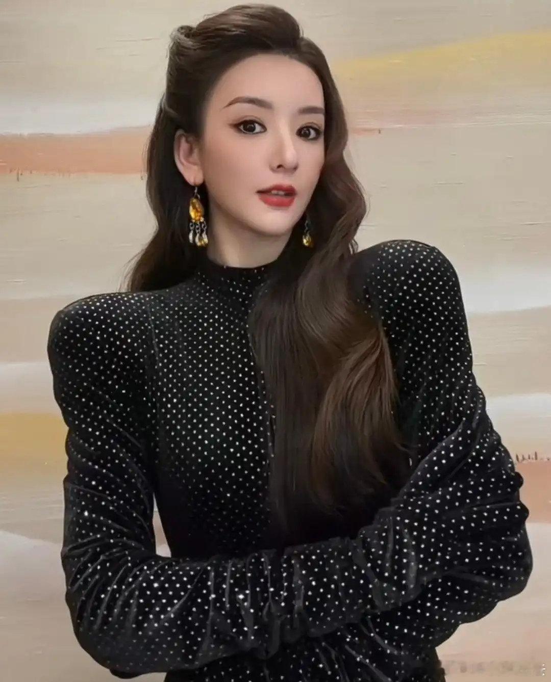 38岁方媛浓妆一化撞脸Angelababy，生完三胎事业反而更火了，网友看懵：这是要自己当女王​
