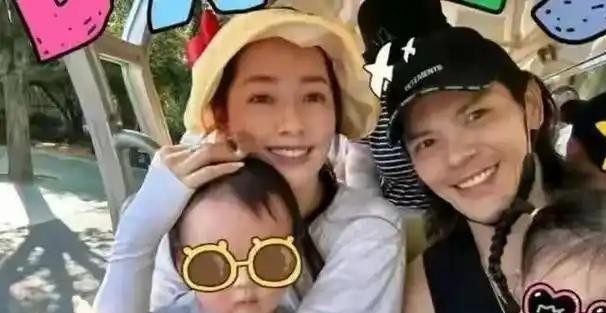 郭碧婷从不查岗向佐。向佐超过两三天没给孩子打电话，她直接拨过去。开口第一句不是问老公你在哪，不是问你