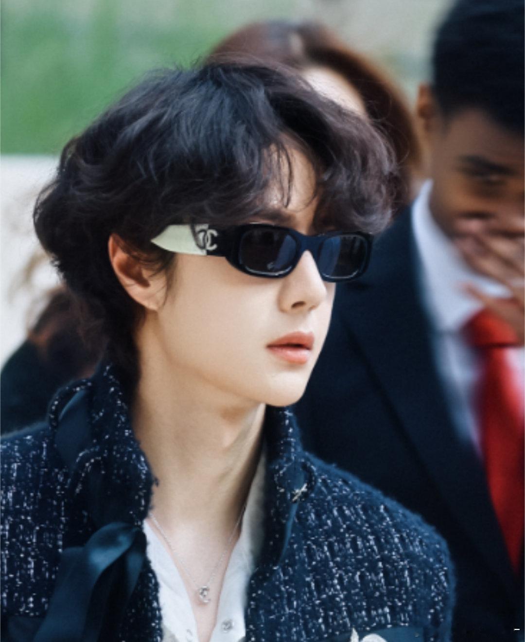 我真不行了。。。为什么我感觉王一博喉结上面一点有个很明显的印子啊啊啊啊🙉🙉?