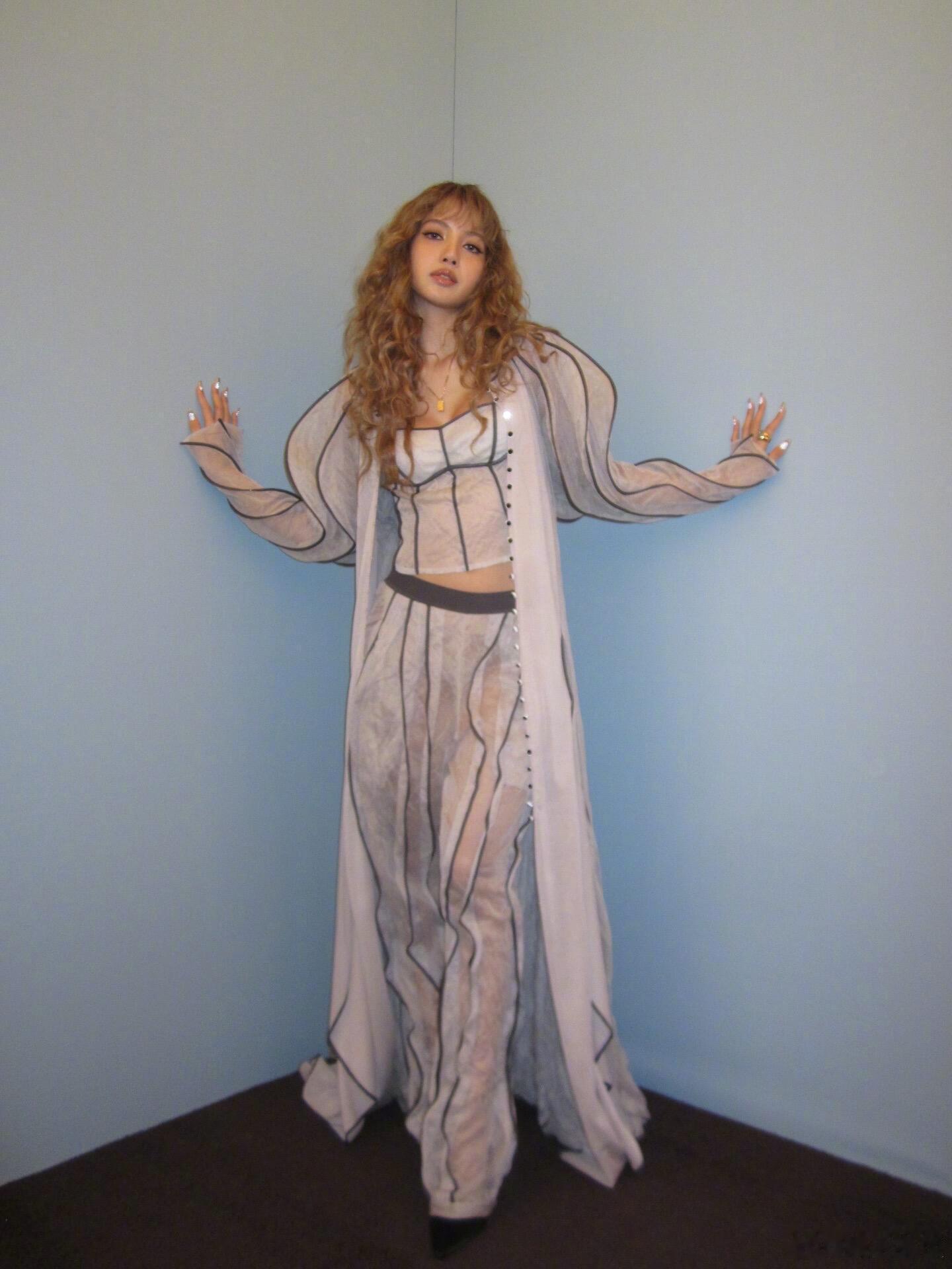 Lisa如愿和孔刘合照Lisa在孔刘面前好娇羞Lisa终于如愿和孔刘合照啦在欧