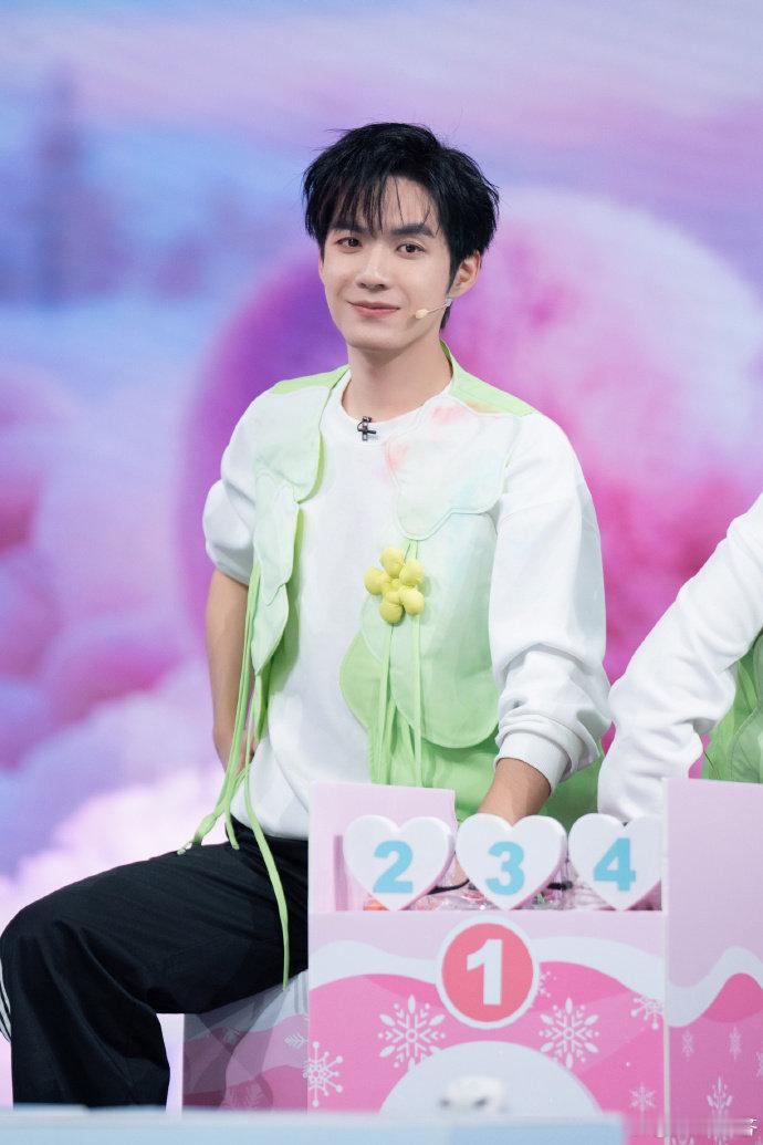 你好星期六跨年档大片上线群星扎堆贡献欢乐值！选角战三轮游戏轮番轰炸，抽象答题