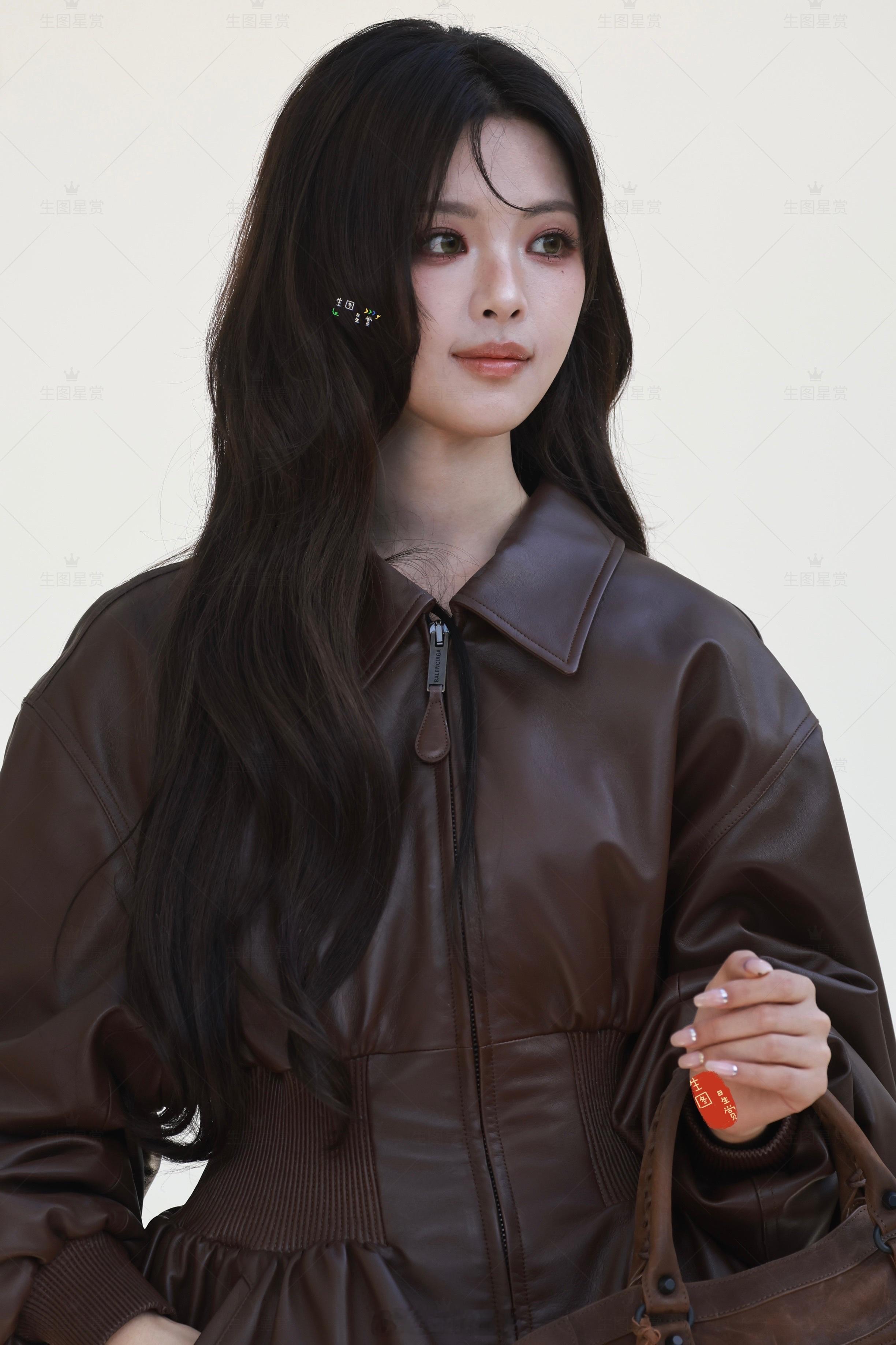 杨超越闪耀巴黎🤎261001巴黎时装周上班返图​​​