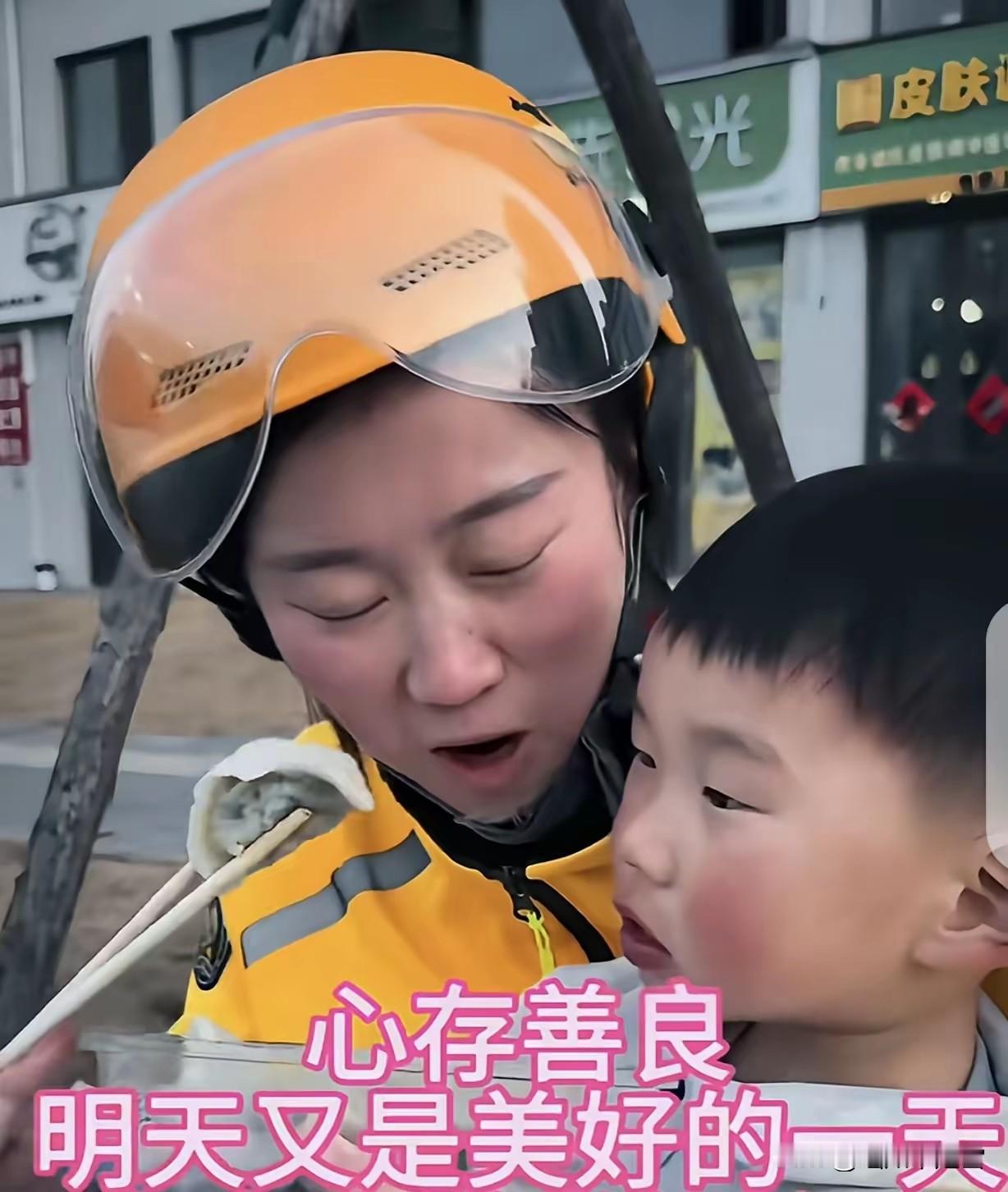 “破防了！”一女子大年初二，带着年幼的儿子送外卖，竟然捡到一个装着10000多元