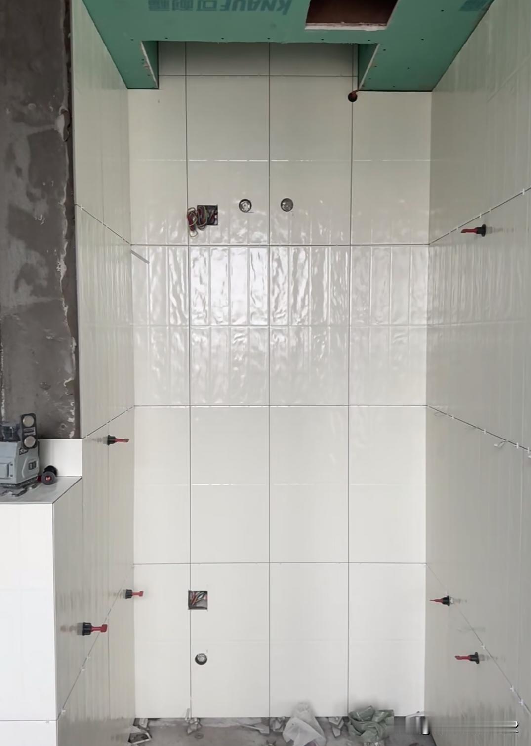 失眠了……这一面贴了一天……这是对吗？师傅说我的砖很硬然后排版也不简单还