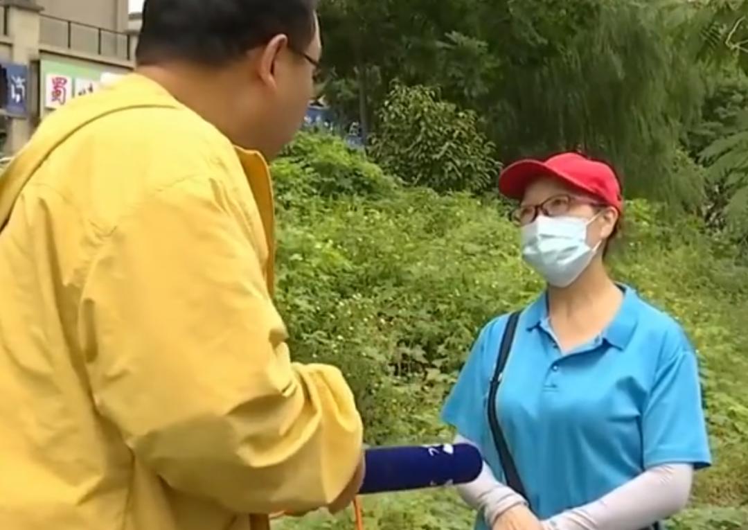 保洁员辛苦工作一个月，等到发薪水的时候，却发了一箱白酒抵工资！前不久，镇江市翡