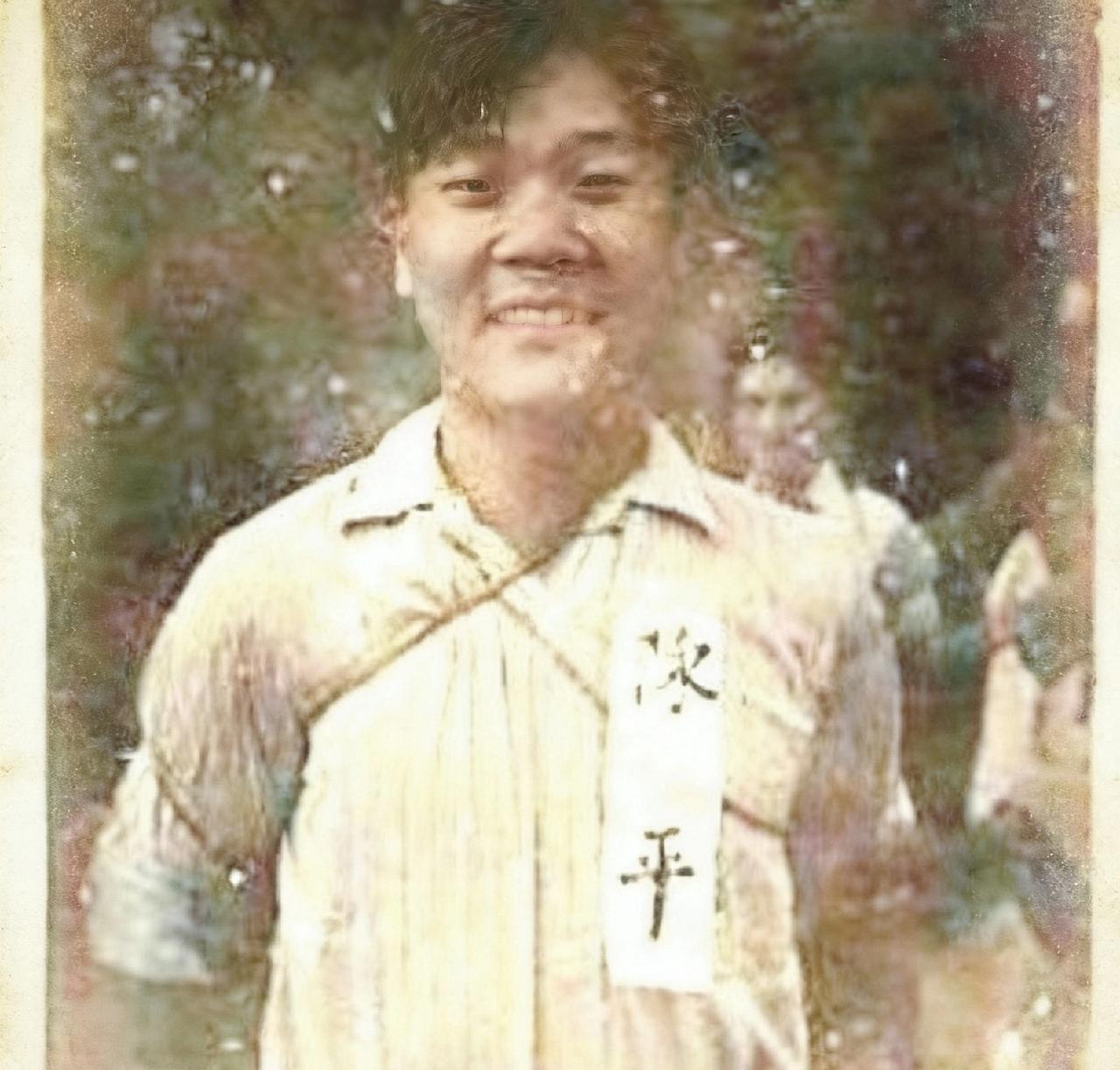 这照片拍于50年代的台北马场町刑场，主角是陈平烈士，那年他才26岁。他是浙江人