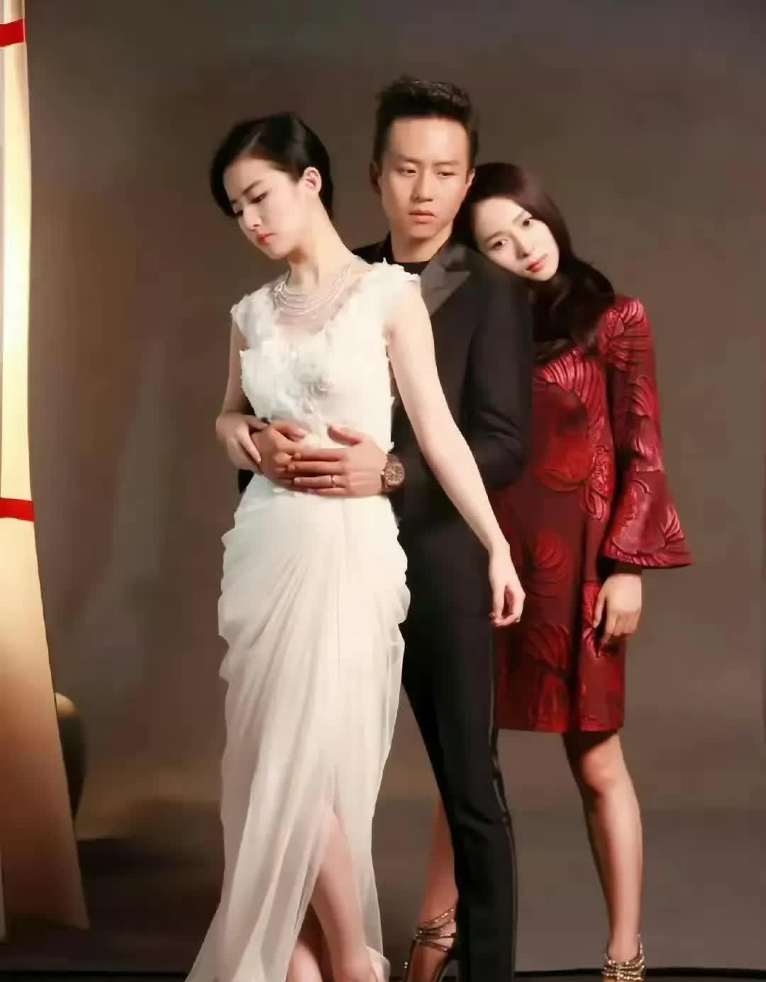 就挺好奇：拍这组照片时，刘亦菲和邓超是怎么忍住不笑场的？