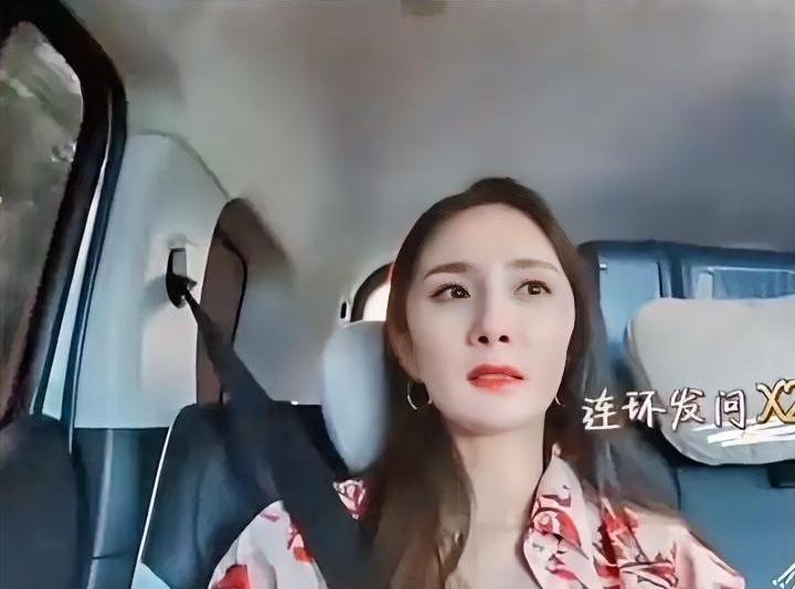 杨幂绝对很色，只是她掩藏得好！没被拍到！有一次杨幂参加一个综艺，和一个女嘉宾