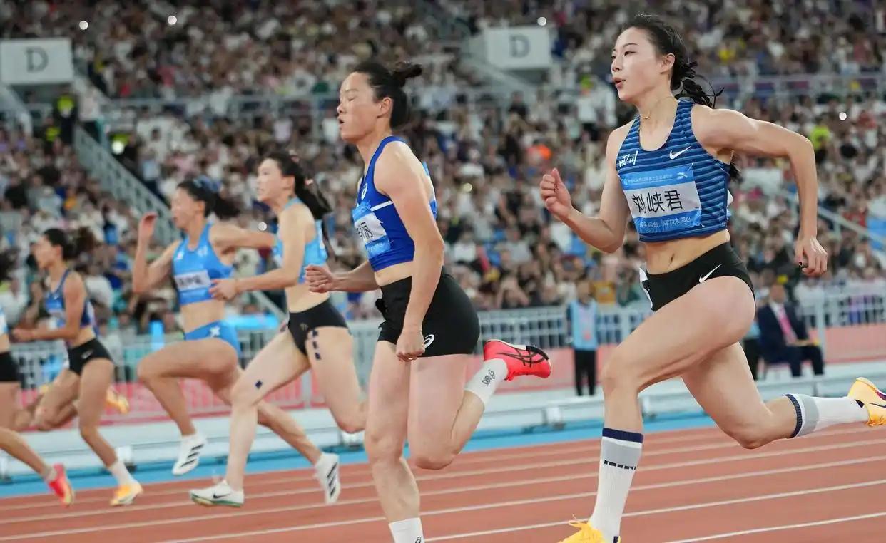 一个班上23名同学，前22名同学高考成绩都在600分以上，第23名同学高考成绩4