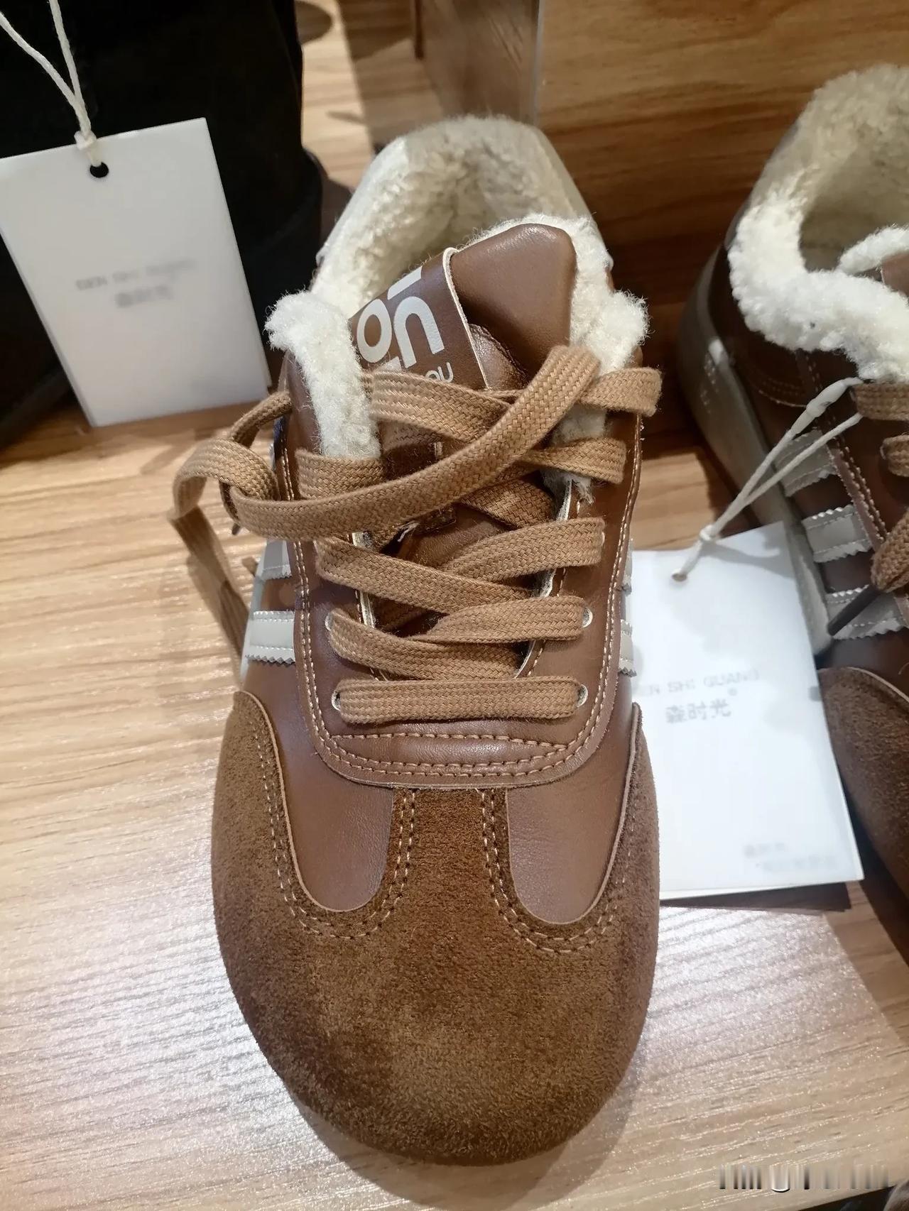 又犯买鞋的瘾了，家里还有三双雪地靴，少说也穿三年了，可就是穿不坏。昨天在商