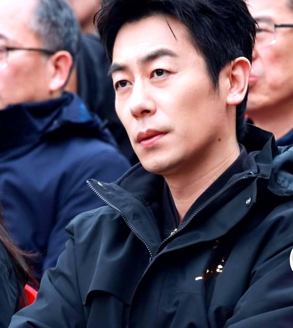 放弃荷尔蒙，砸碎六块腹肌，朱亚文这次玩大了。他不再是那个行走的荷尔蒙。为了