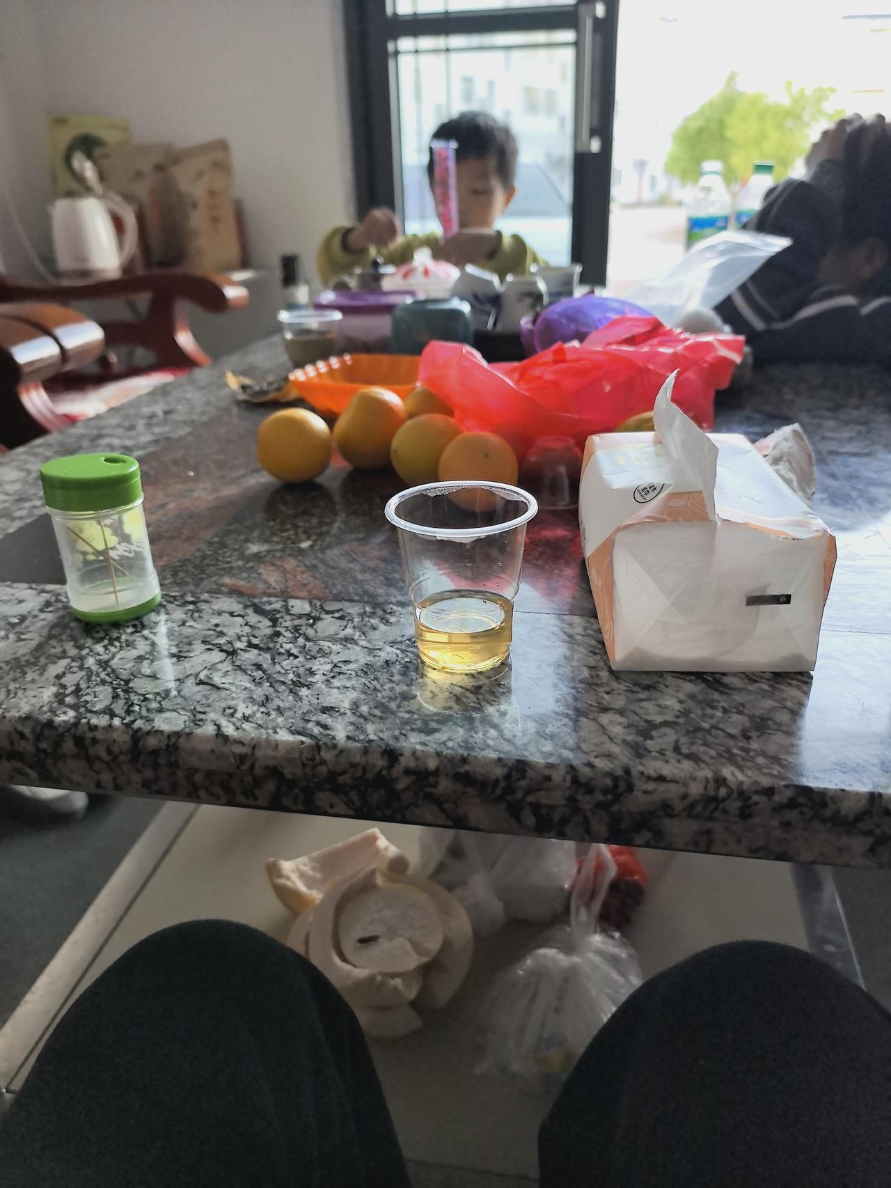 今天我爸干了件让人气愤的事，我妈直言：“你也太偏心了，那几个有，那几个就没有。”