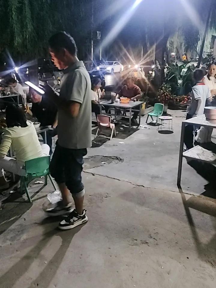 瞧我们这儿的夜市摊儿，人多得很呢！你以为是有啥特别好吃的？不，不是的，是豆腐脑，