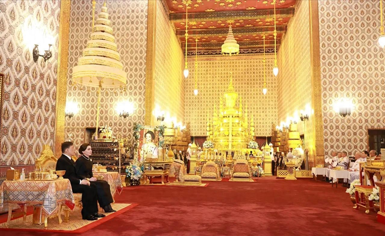 葬礼第七天！苏后和提帮功说话，表情严肃，诗妃温柔提醒王子行礼。表面是肃穆的告