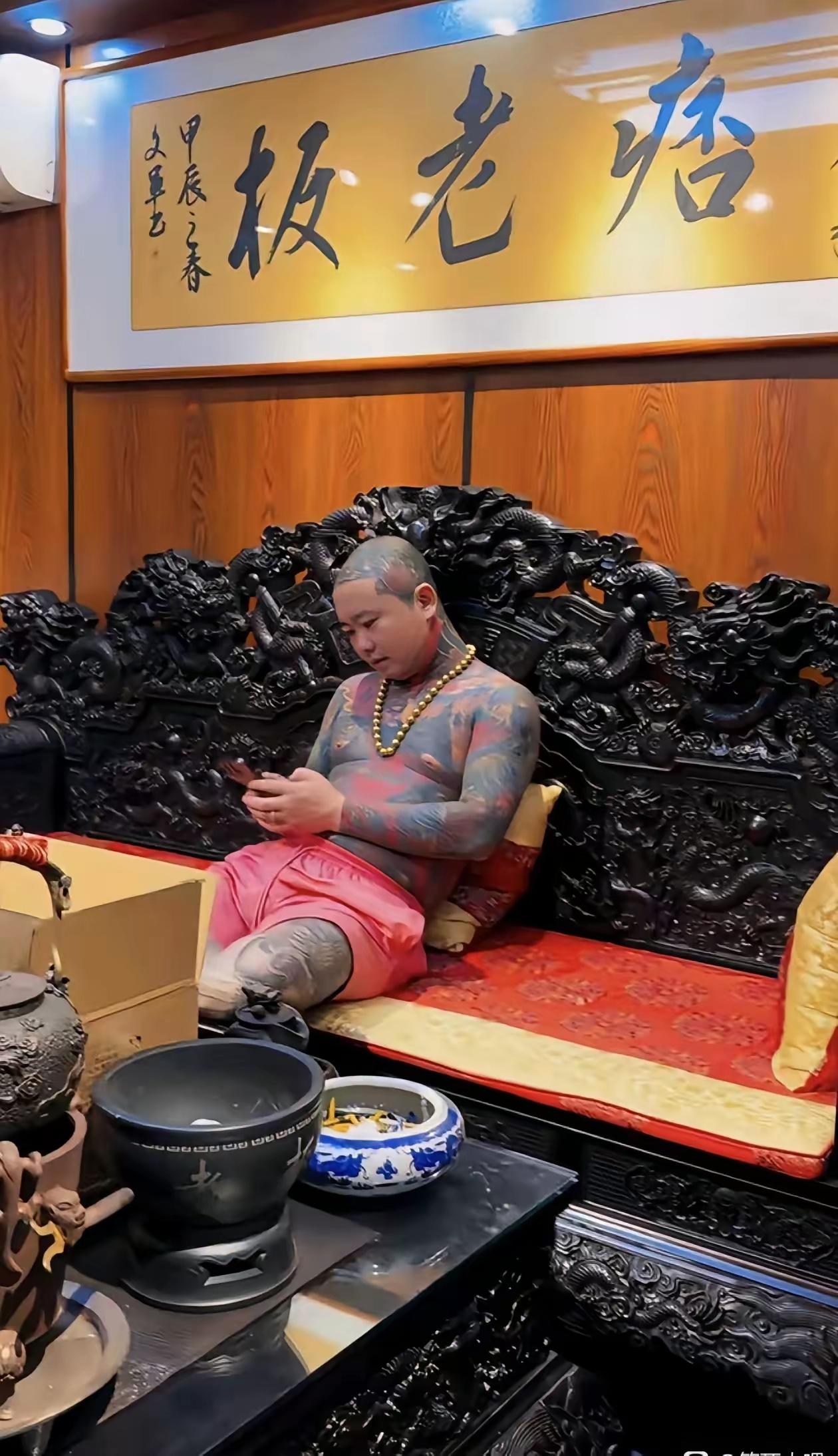 这是衣服还是纹身，如果是纹身，这一身没有10万块应该下不来，说起来也挺奇怪，你看