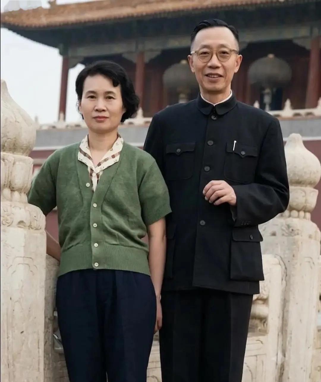 1962年，溥仪带着新婚不久的夫人李淑贤回到故宫游玩时的一幕，这里对于溥仪来说具有非同一般的意义，他