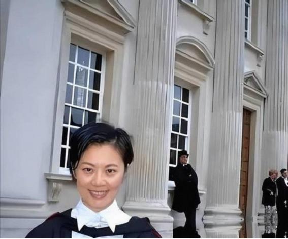 “我愿意放弃中国国籍，自愿加入英国！”这句话，是前央视知名才女主持人姜丰，在20