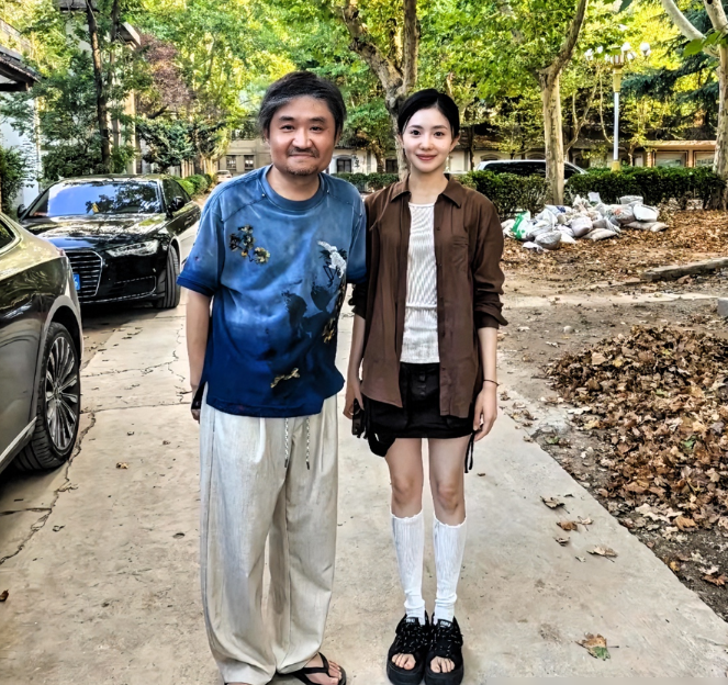 刘浩存和苗阜合照，头小一半，颜值翻倍，骨相优势直接碾压，有人说，这就是老天赏饭吃