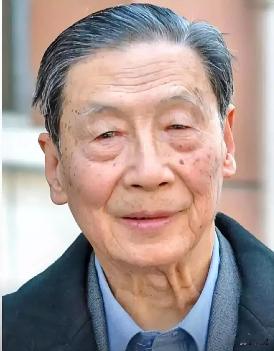 他讲了很多别人不敢说的大实话。尽管都是常识，但对大多数人来说是敢想不敢说，骂