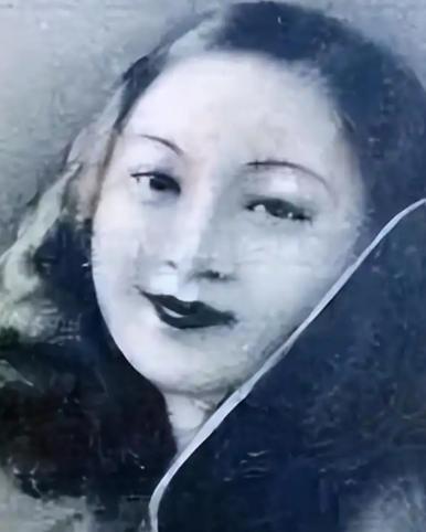 1952年，青岛台东一带围满了百姓，这天是青岛第一名妓于小脚行刑的日子，众人都想