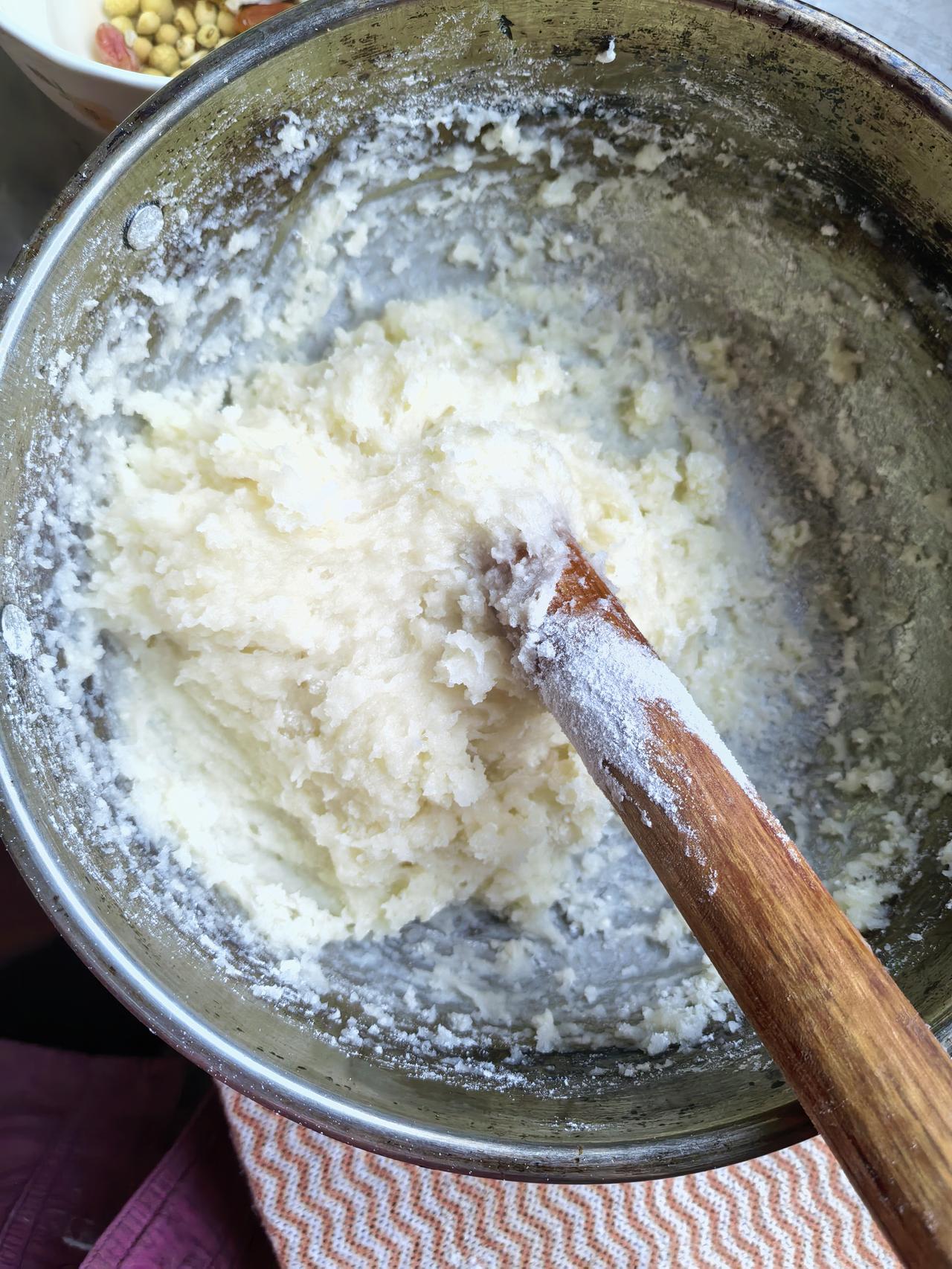 因为老父亲牙不好，糖糕就成了每天早晚的主食。每天跑到早餐店买2个糖