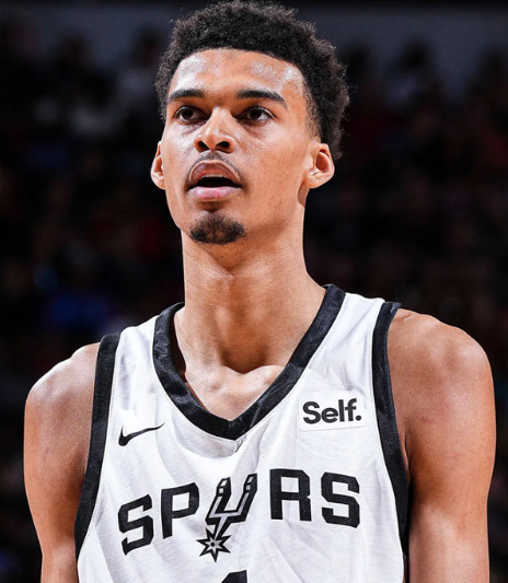 前NBA球员布鲁斯-鲍文在一档节目中谈到了维克托-文班亚马。鲍文表示：“他当初