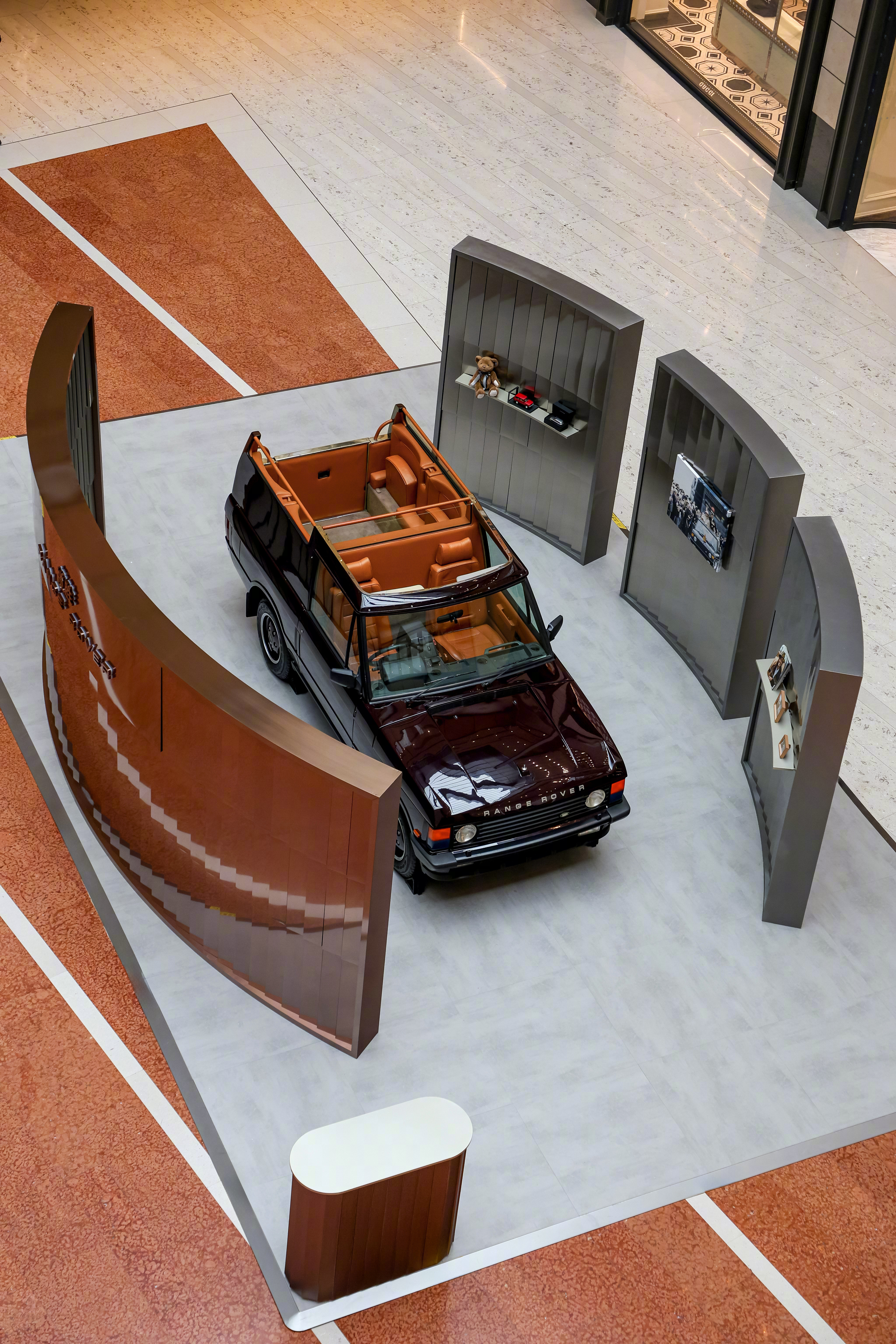 北京新晋时尚打卡地在北京的新晋时尚地标，与揽胜对望，你会发现，它像极了一件被精心