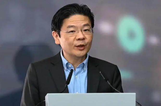 新加坡这次是真的急了。2026年8月23日国庆群众大会上，黄循财宣