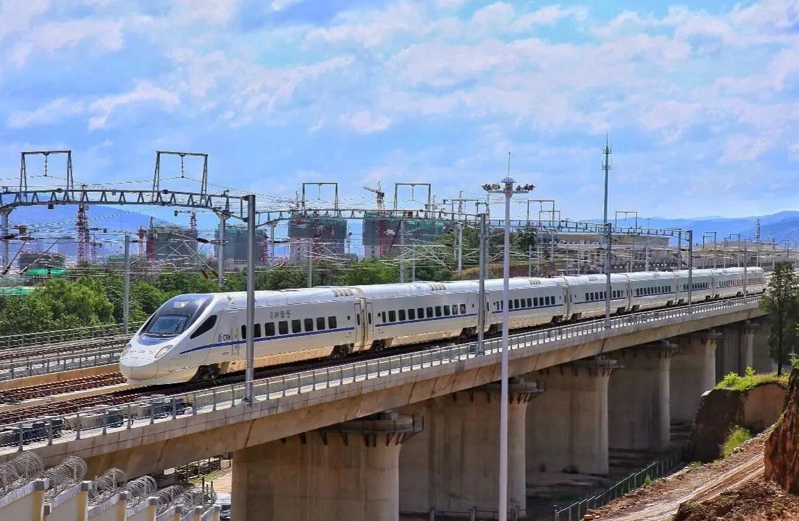 随着南信合高铁项目建议书正式获批，这条牵动豫鄂皖三省两千万人的高铁，终于在八年博