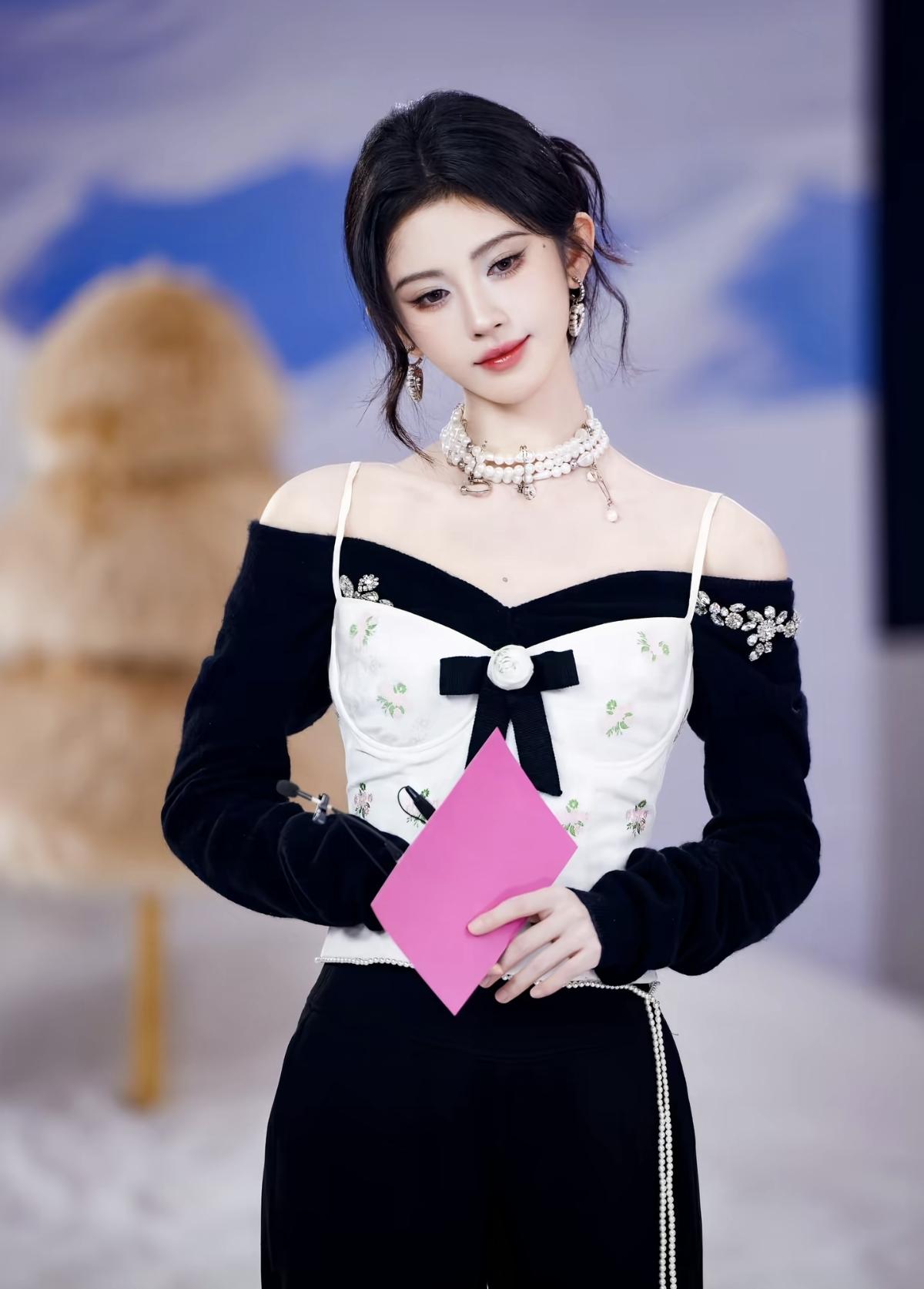 甜酷拉满的鞠婧祎来啦黑色丝绒与白色碎花碰撞，蝴蝶结中和了冷感，又爱又甜太