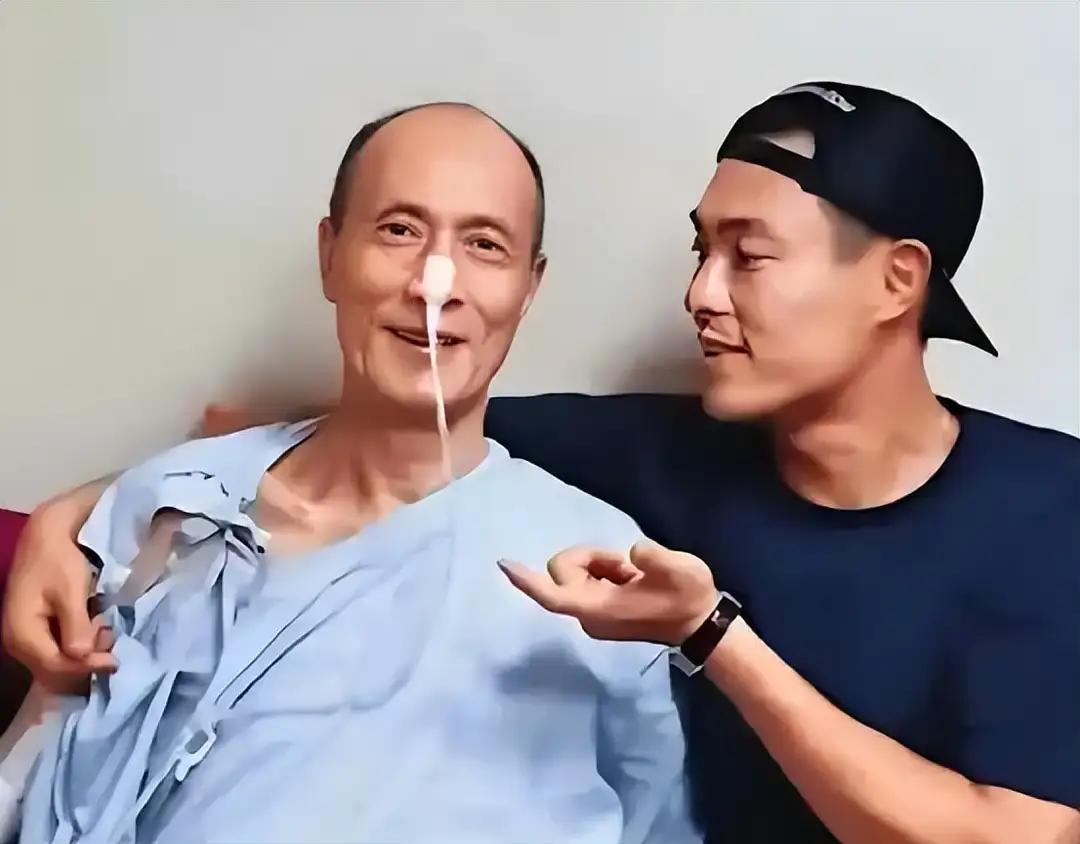 继朱媛媛后，娱乐圈又传噩耗！杨祐宁于10月12日更新动态，晒出家人紧握的手的黑白