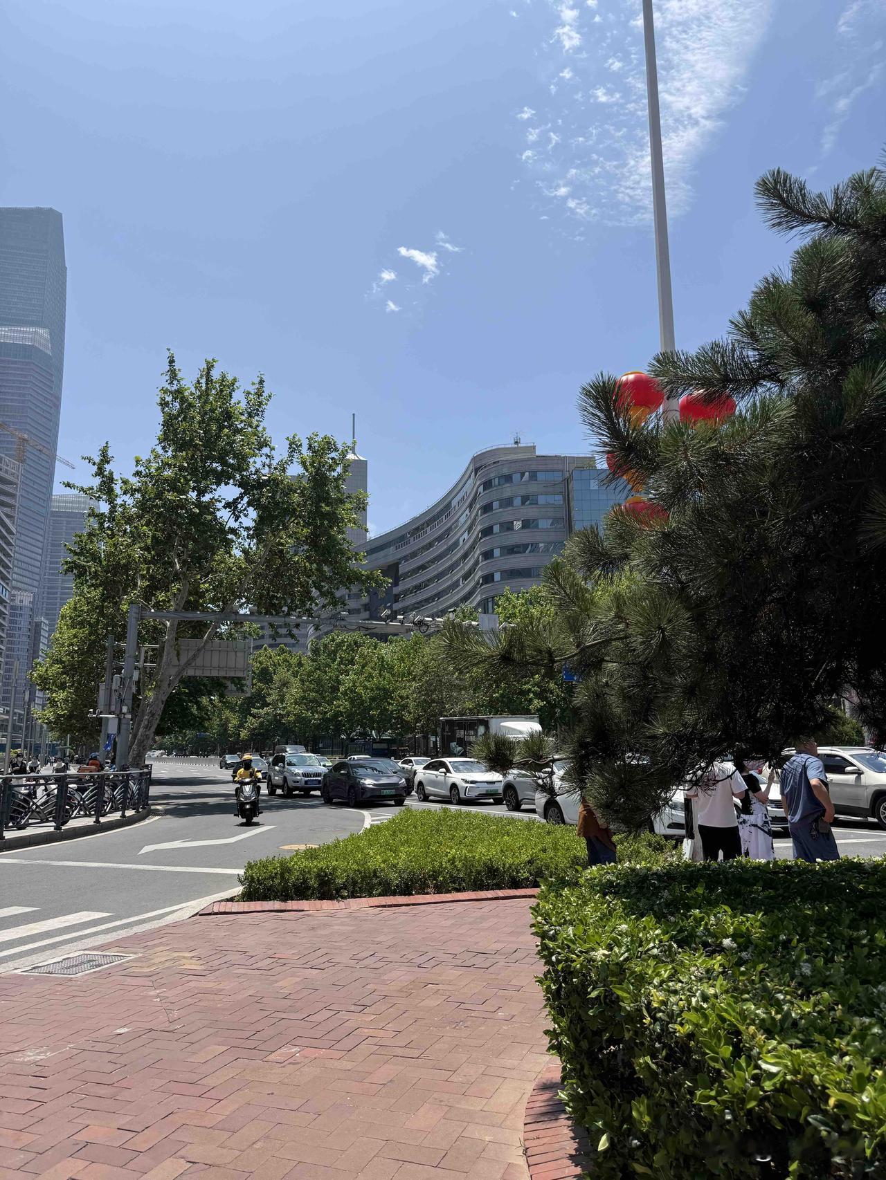 你的城市多少度了我所在城市是青岛市今天的天气最高气温24度到21度，天气有点阴，