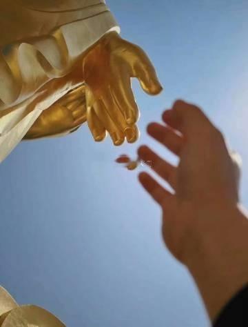 贵人的出现不只是一种巧合，而是你内在能量的一种外化，和你内在福报的召唤。在关键时