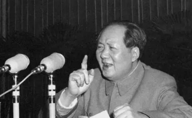 在建国前，毛主席提出用“中华人民民主共和国”定为国名，可却遭到一人强烈反对，最终