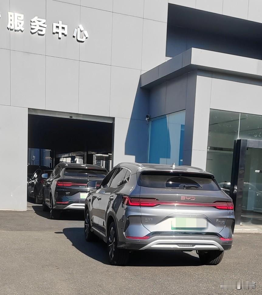 我的车保养里程数到了，一大早就把车开过去保养，虽然是非周末，但没想到车店还没上班