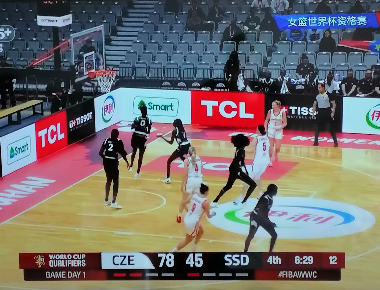 女篮世界杯资格赛，捷克队与南苏丹队的比赛不仅仅是一场强弱分明的比赛，更是一场黑白