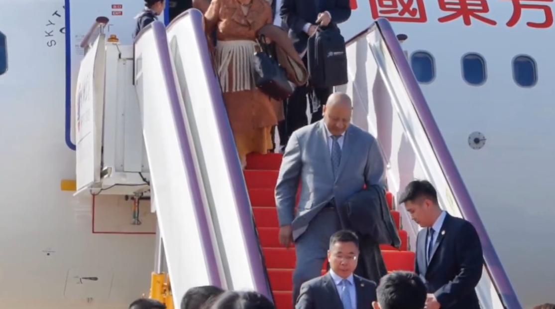 汤加国王与王后抵达福州机场！11月21日汤加国王与王后乘坐专机抵达福州机场，受到
