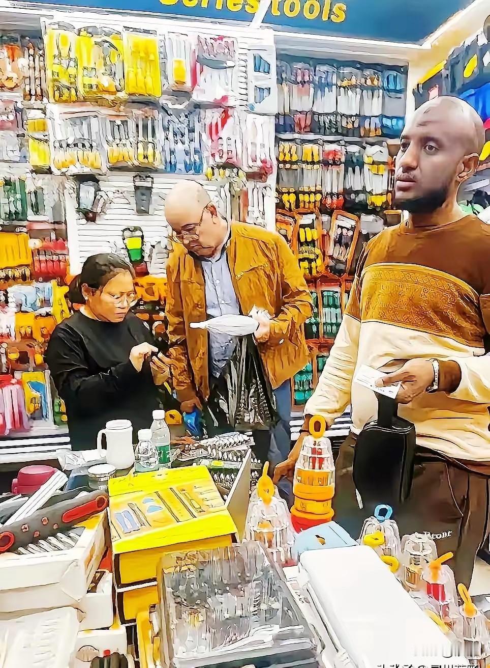 义务老板娘让印度人排队火了，明明大家都说排队拿货的，为什么印度人直接插队，