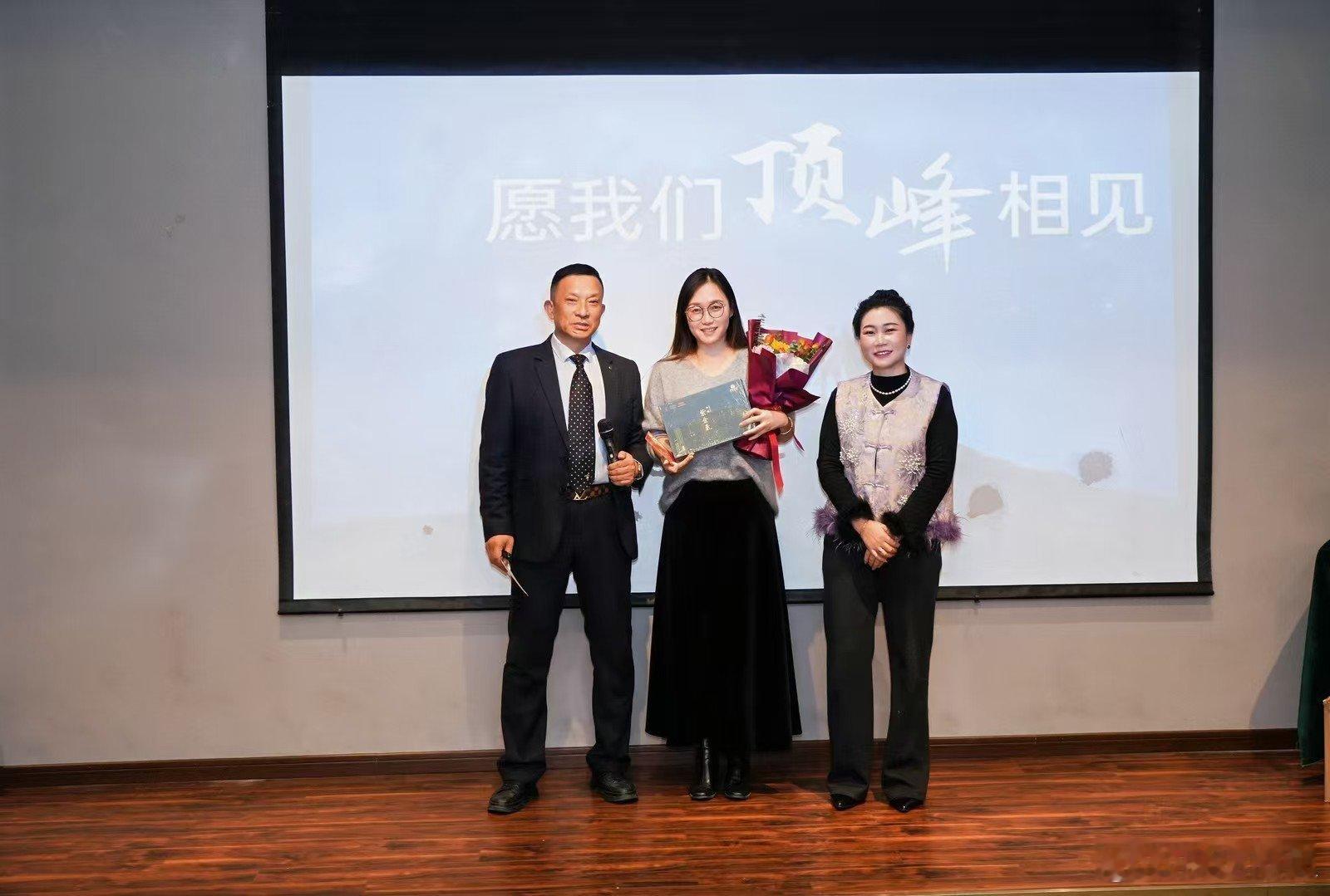 利物浦的琼斯这事，简直就是一出活生生的职场警示录。周薪1.5万镑，你敢信？自家