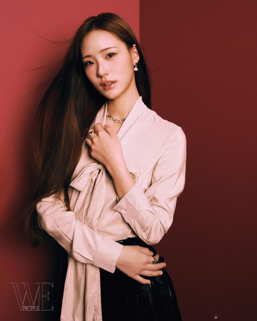 #小s女儿新杂志大片#小S女儿Lily许韶恩新封面释出，不知道妈妈小s有没有教女儿摆pose呢？[笑