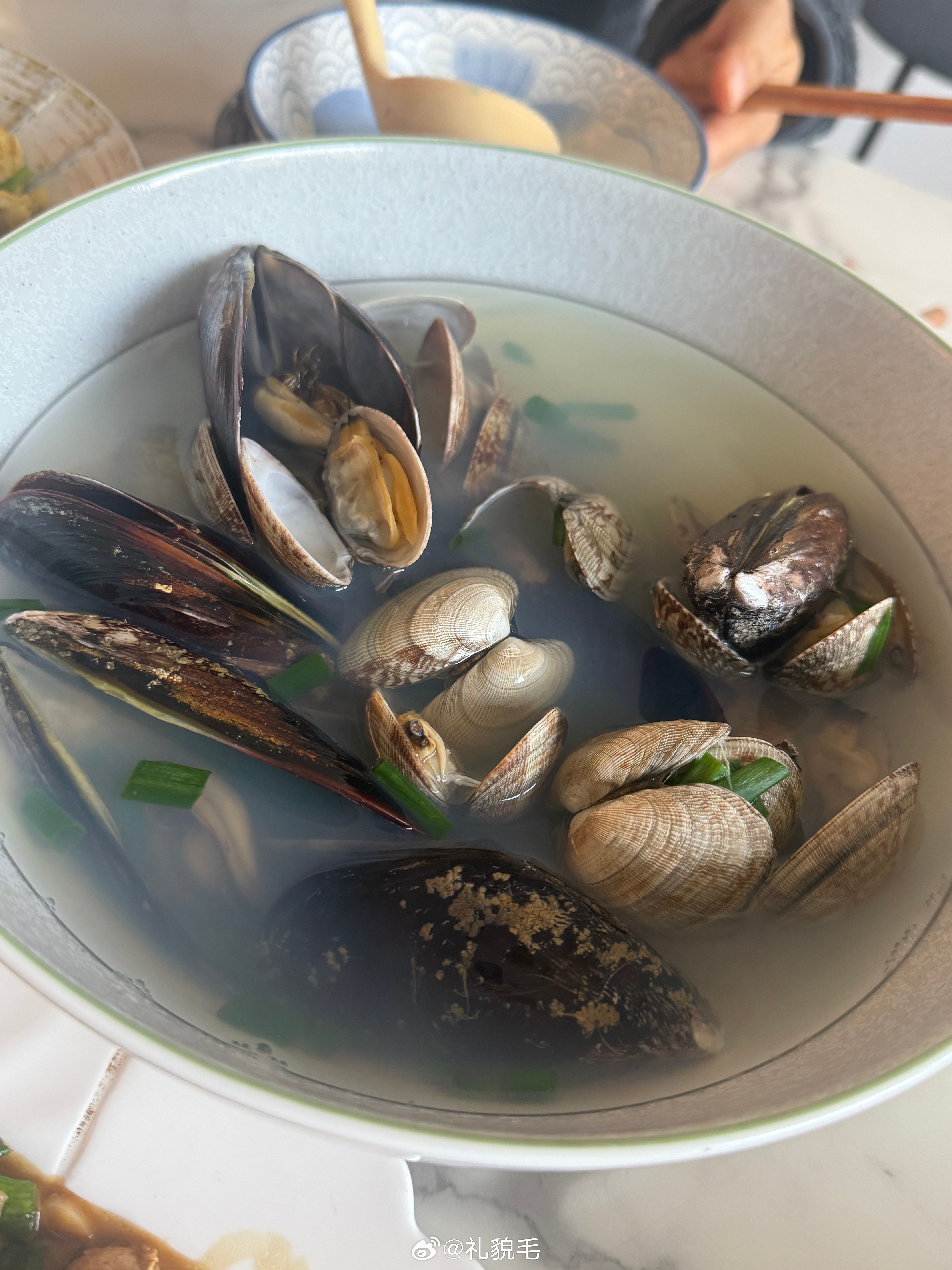 吃饭了刚才下楼的时候我球宝提出买奶片，带回家饭后吃。结果吃了两口就说自己吃饱了，