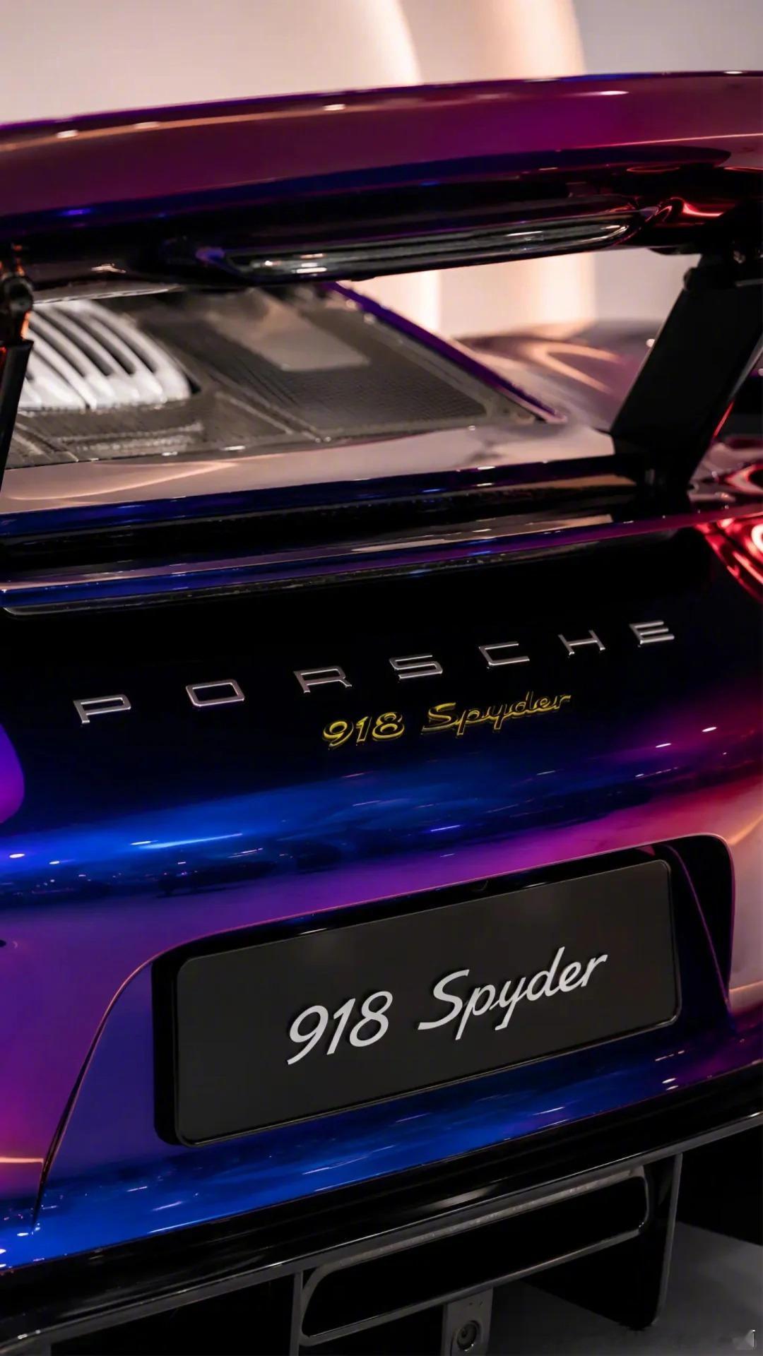 保时捷918Spyder配上这么张扬的颜色，更让人移不开眼了
