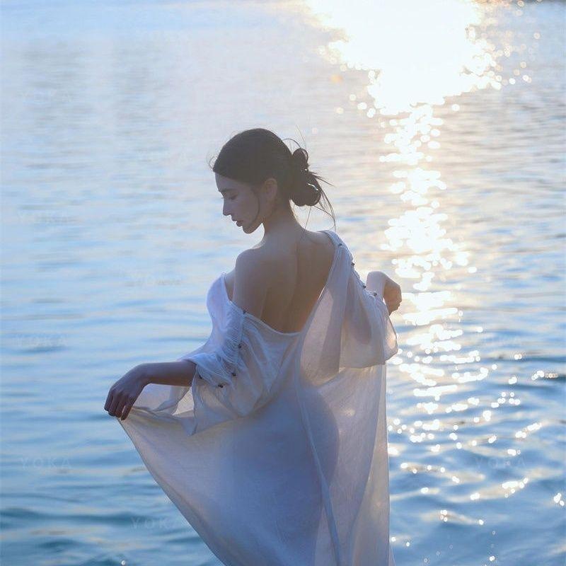 水光潋滟映夕阳，轻纱西子弄秋波。美女美景诗词分享