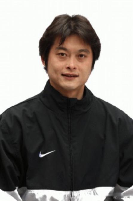 1980年生的李彦，可能是上海滩最低调的“硬骨头”。当年在闸北烂泥地上踢球的