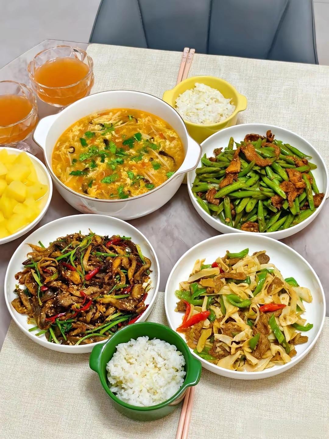 周末喊上三五好友聚起来。