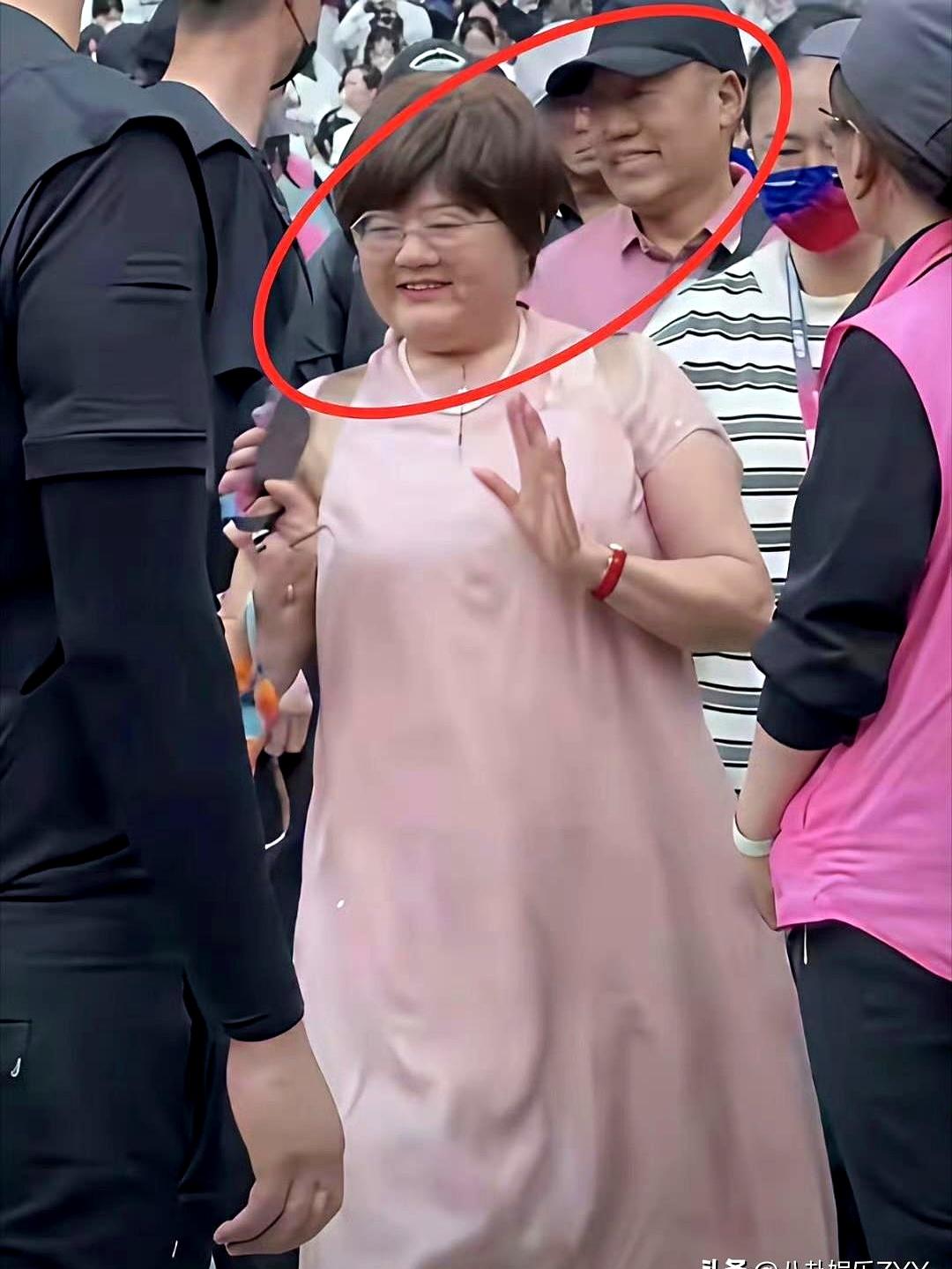 最近张杰爸妈去看儿子演唱会，结果好多人一看照片就说，张杰跟他妈长得也太像了！妈